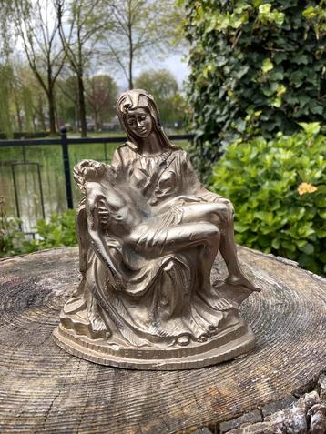 Prachtig tinnen heiligenbeeldMaria Piëta met Jezus Christus 