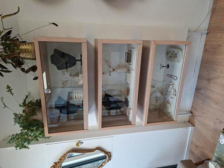 Houten vitrine kasten 2 stuks, Huis en Inrichting, Kasten | Vitrinekasten, Gebruikt, Minder dan 100 cm, 50 tot 100 cm, 25 tot 50 cm