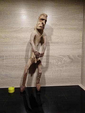 Oud houten figuur uit Nieuw Guinea PNG  beschikbaar voor biedingen