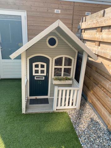 Houten speelgoed huisje beschikbaar voor biedingen