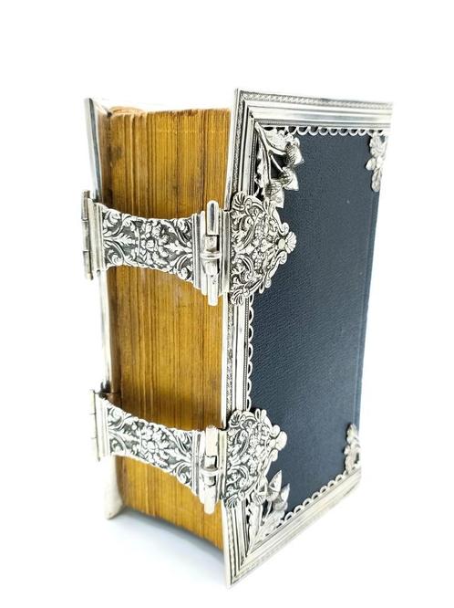 Bijbel, zilveren sloten en beslag, Fa. van Giffen, Groningen, Antiek en Kunst, Antiek | Boeken en Bijbels, Verzenden