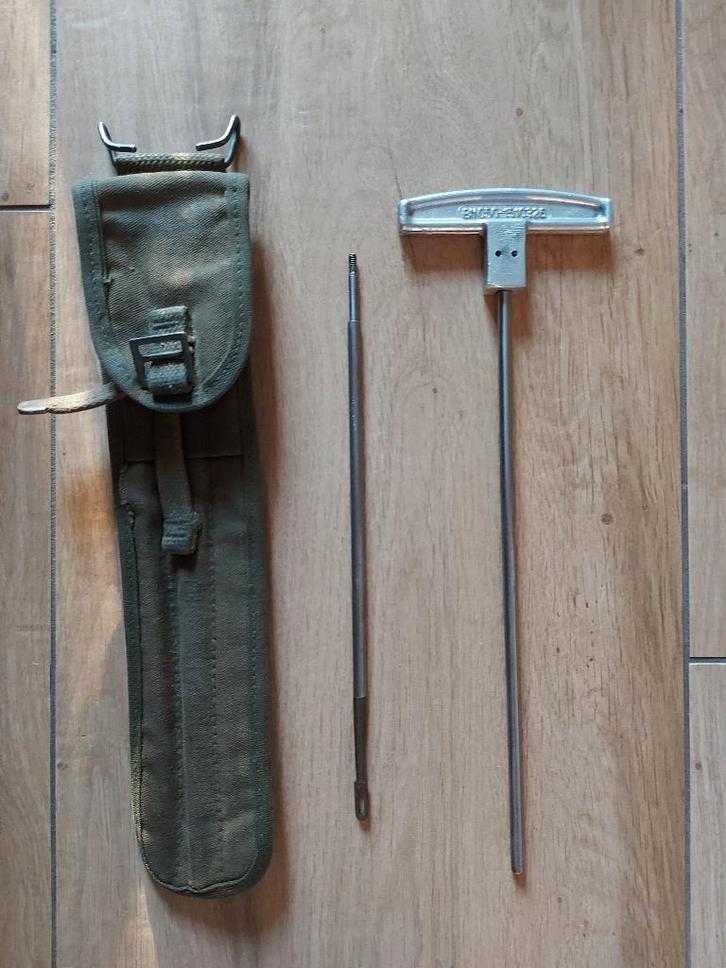 US Army Case Cleaning Rod M1, foedraal met pompstok WO2, Verzamelen, Militaria | Tweede Wereldoorlog, Landmacht, Overige typen