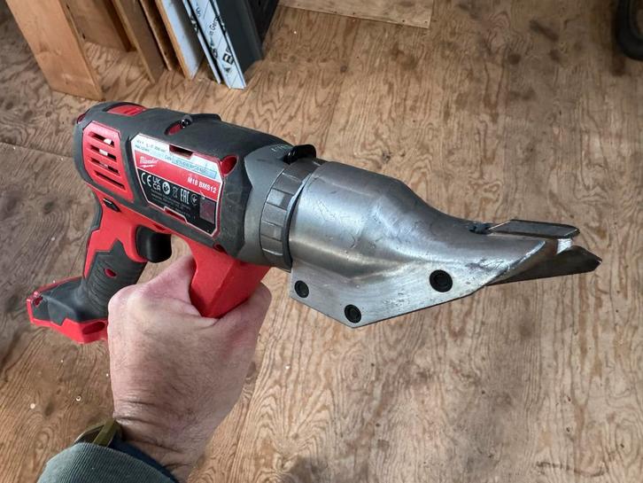 Milwaukee M18 BMS12-0 Metaalschaar (Body), Doe-het-zelf en Verbouw, Gereedschap | Handgereedschap, Gebruikt, Ophalen of Verzenden