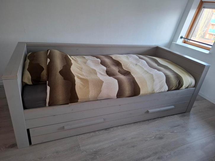 Te koop Woood Dennis kledingkast, bed en nachtkastje, Huis en Inrichting, Slaapkamer | Bedden, Gebruikt, Eenpersoons, 90 cm, Hout