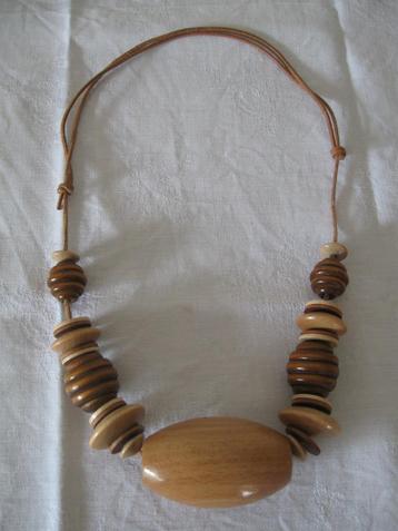 Mooie houten ketting met grote kraal als nieuw beschikbaar voor biedingen