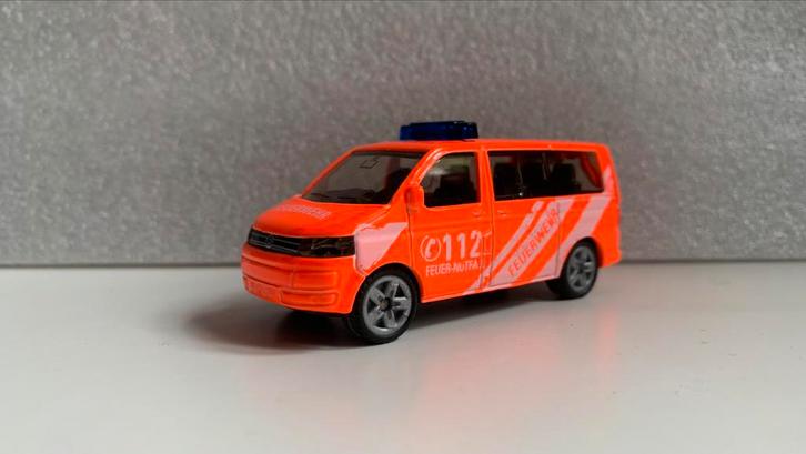 Siku 1460 VW multivan Feuerwehr-Einsatzleitwagen ELW 1:87, Hobby en Vrije tijd, Modelauto's | 1:87, Gebruikt, Bus of Vrachtwagen