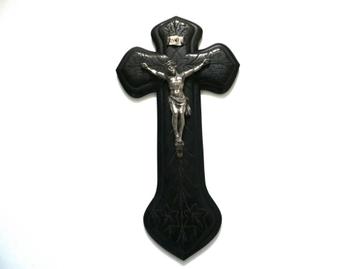 Een antiek kruisbeeld met corpus Jezus en INRI aanduiding beschikbaar voor biedingen