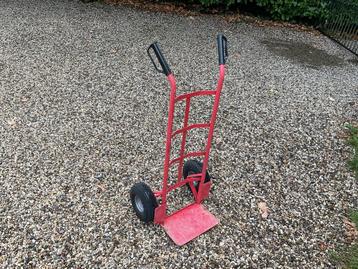 Steekwagen, prima werkend. Goede banden en wielen beschikbaar voor biedingen
