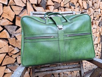 Vintage reistas groen beschikbaar voor biedingen