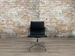 Vitra EA107 bij TheReSales, Huis en Inrichting, Stoelen, Zwart, Ophalen of Verzenden, Zo goed als nieuw, Metaal