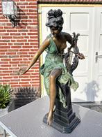 Bronzen sculptuur van een Vrouw met Lier A Carrier Belleuse, Ophalen, Brons