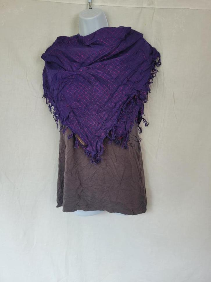 Leuke paarse sjaal met roze glitterdraad 101x95 merk Pieces, Kleding | Dames, Mutsen, Sjaals en Handschoenen, Zo goed als nieuw