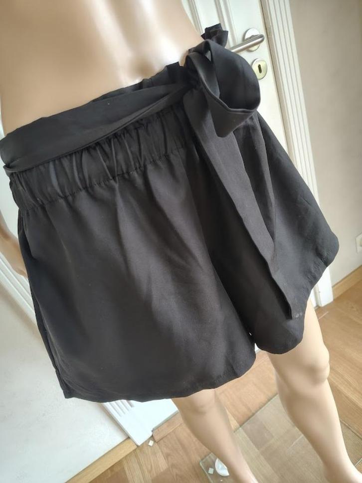 zwart gekleed / feestelijk shortje, Kleding | Dames, Broeken en Pantalons, Zo goed als nieuw, Maat 36 (S), Zwart, Lang, Verzenden
