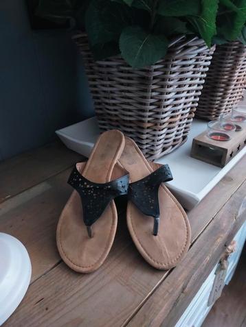 Teenslippers zwart bloemen print maat 42 beschikbaar voor biedingen