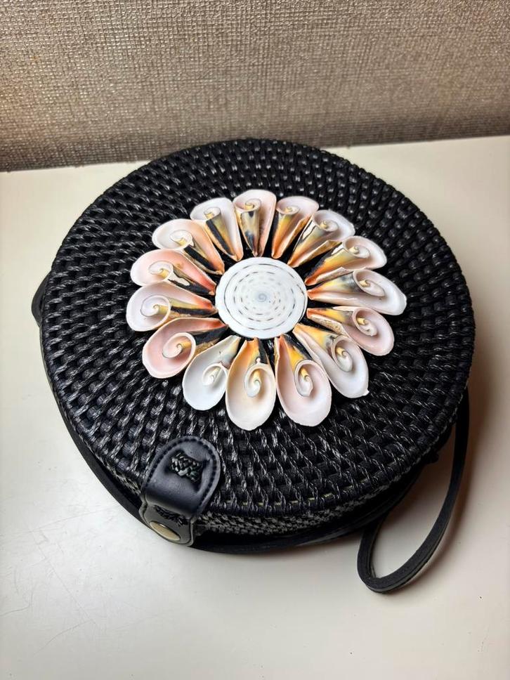 Ronde rietgevlochten Boho/Ibiza tas met schelpen, Sieraden, Tassen en Uiterlijk, Tassen | Damestassen, Nieuw, Shopper, Beige, Ophalen of Verzenden
