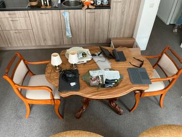 Ovale Eettafel met 2 Stoelen beschikbaar voor biedingen