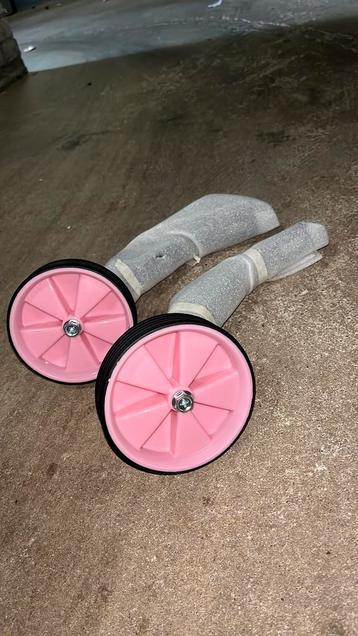 Roze zijwieltjes beschikbaar voor biedingen
