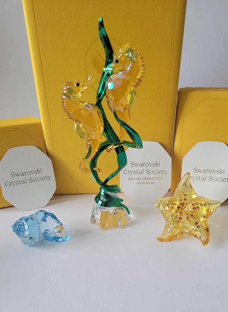 Swarovski.Jaarstuk 2025 Zeepaardjes, Zeester, Hoornschelp, Verzamelen, Swarovski, Nieuw, Figuurtje, Verzenden
