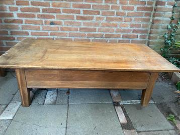 GRATIS !!!!Landelijke houten salontafel met 2 lades beschikbaar voor biedingen