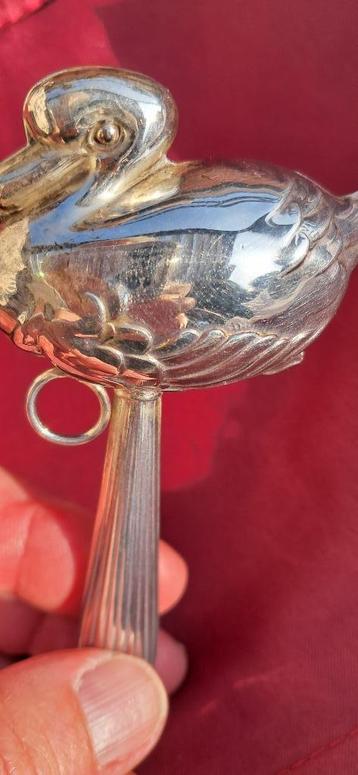 Antieke verzilverde rammelaar voor baby beschikbaar voor biedingen
