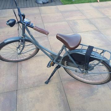 Gebruikte meisjesfiets, moet beetje opgeknapt worden.  beschikbaar voor biedingen