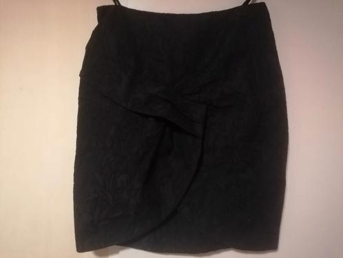La Rionova mooie zwarte designersrok maat 42, Kleding | Dames, Rokken, Nieuw, Maat 42/44 (L), Zwart, Knielengte, Verzenden