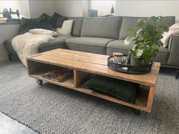 Vintage, industriële salontafel op wielen beschikbaar voor biedingen