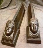 Twee grote antieke gietijzeren haardbokken uit Frans manoir., Ophalen