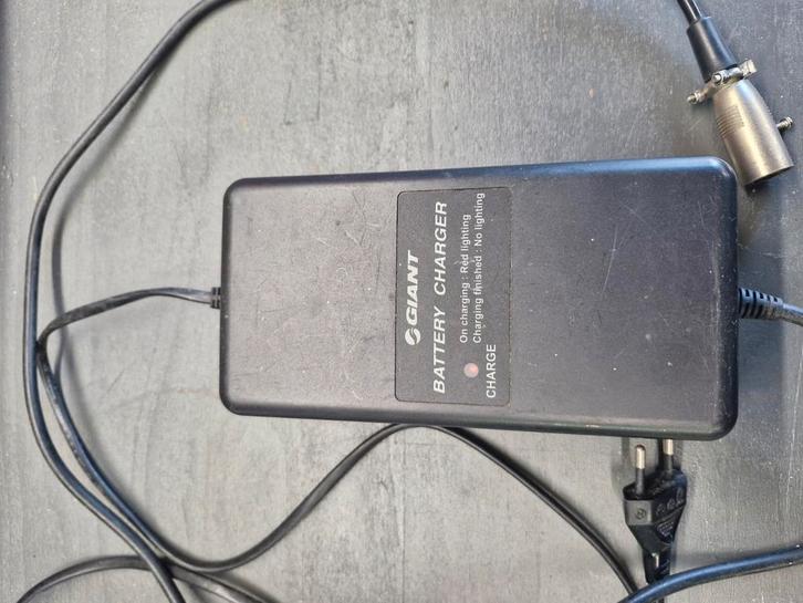 Giant 26V 4 pins accu lader, Fietsen en Brommers, Fietsaccessoires | Fietsaccu's, Zo goed als nieuw, Ophalen of Verzenden