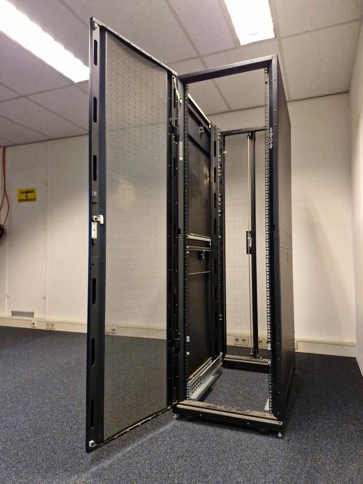 APC 42U Serverrack / Patchkast 19 inch, Computers en Software, Serverkasten, Gebruikt, Ophalen