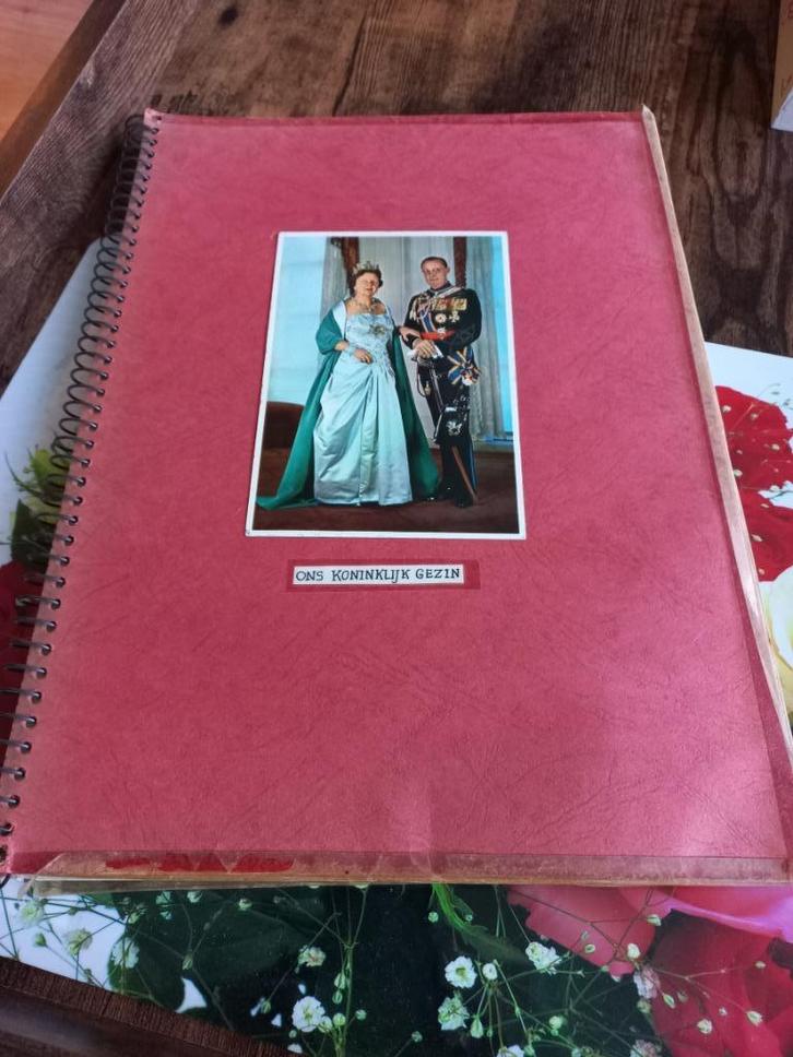 Particulier foto/plakboek 1965 ''ons koninklijk huis''., Verzamelen, Koninklijk Huis en Royalty, Gebruikt, Kaart, Foto of Prent