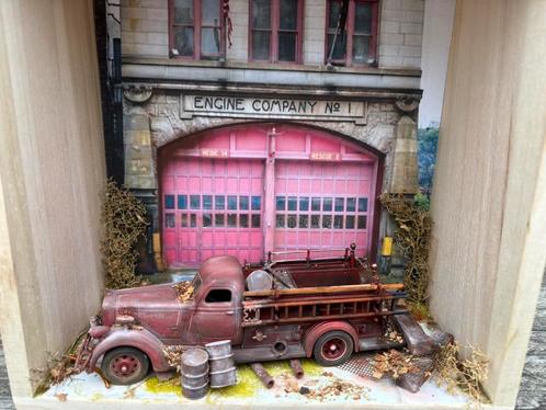 Diorama American La France verlaten brandweer auto, Hobby en Vrije tijd, Modelbouw | Figuren en Diorama's, Zo goed als nieuw, Diorama