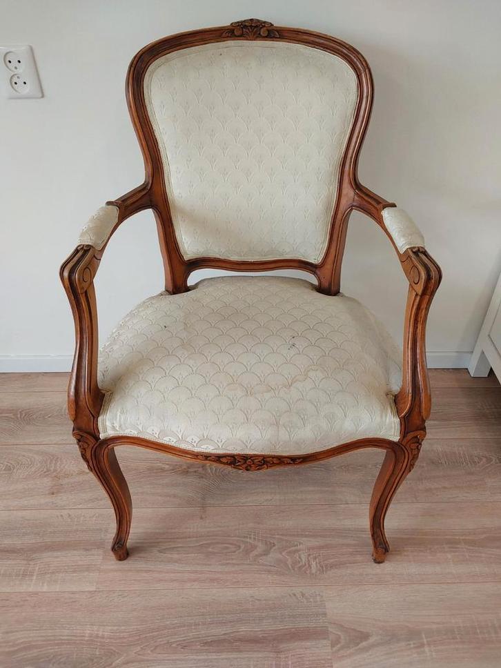 Antieke fauteuil met houten frame, Antiek en Kunst, Antiek | Meubels | Stoelen en Banken, Ophalen
