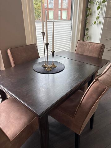 Houten uitschuifbare Eettafel eventueel met 4 Stoelen beschikbaar voor biedingen