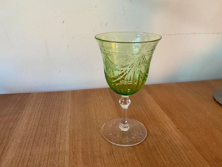 Klein wijnglas/ sherryglas - limoengroen - Carved, Antiek en Kunst, Antiek | Servies los, Ophalen of Verzenden