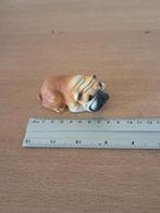 honden beelden leuke liggende engelse buldog 5,00, Verzamelen, Beelden en Beeldjes, Ophalen of Verzenden, Zo goed als nieuw, Dier