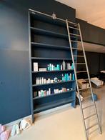 Muurkast met staal ladder, Ophalen