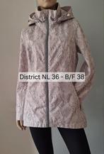 District lichtroze grijze parka / regenjas slangenprint 36 S, District, Ophalen of Verzenden, Zo goed als nieuw, Maat 36 (S)