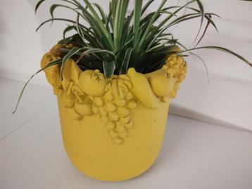 Gele bloempot met opgelegd fruitdecor beschikbaar voor biedingen