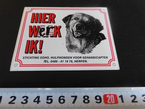 sticker Hier werk ik ! Herpen stichting SOHO hulphonden, Verzamelen, Stickers, Zo goed als nieuw, Bedrijf of Vereniging, Ophalen