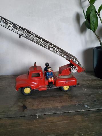 Vintage Brandweerwagen – Blikken Speelgoed met Ladder en Pop beschikbaar voor biedingen