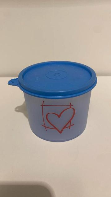 Tupperware bakje met deksel en hartjes print