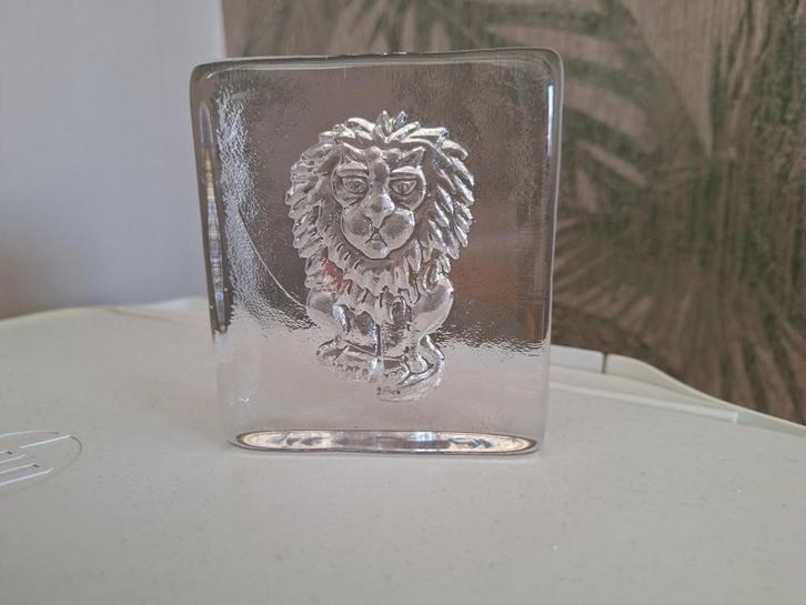 Glazen sculptuur/ presse papier met leeuwen afbeelding, Antiek en Kunst, Antiek | Glas en Kristal, Ophalen of Verzenden