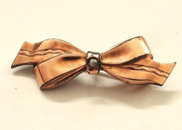 Antieke verguld zilveren  broche, hanger strik met pareltje beschikbaar voor biedingen