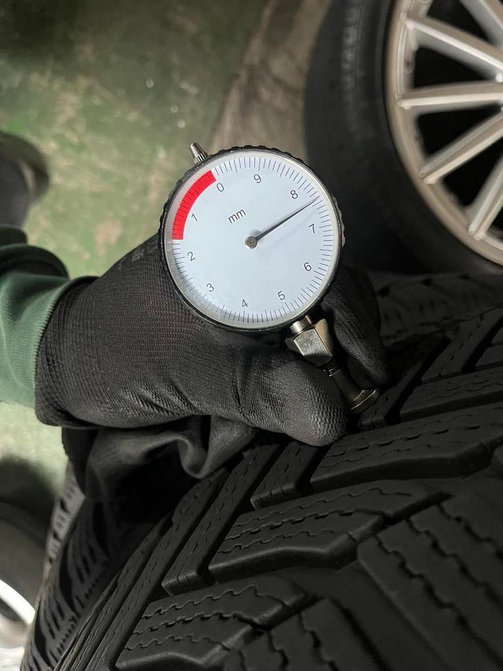 Jaguar xj 16 inch Gebruikte Winterbanden - Goed Profiel, Auto-onderdelen, Banden en Velgen, Band(en), Winterbanden, 16 inch, 225 mm