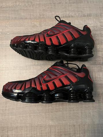 Nike shox tl black university red beschikbaar voor biedingen