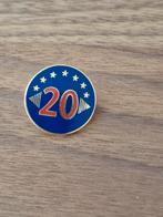 V 797 Pin  20 jaar Europese Unie, Verzamelen, Speldjes, Pins en Buttons, Verzenden