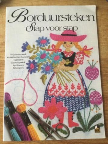 Diverse (retro) borduurboeken en tijdschriften beschikbaar voor biedingen