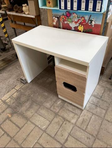 Kinderbureau beschikbaar voor biedingen