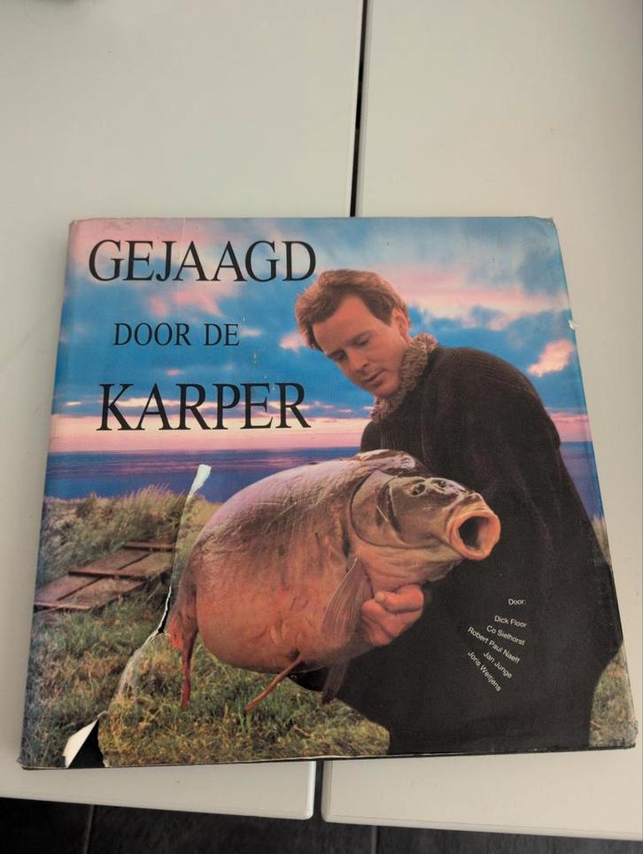 Gejaagd door de Karper - Dick Floor, Boeken, Overige Boeken, Gelezen, Ophalen of Verzenden